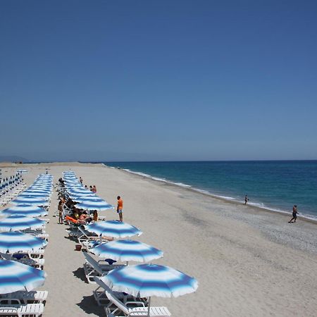Club Esse Aquilia Beach Village Badolato Marina Esterno foto